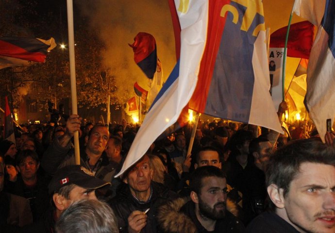 Protivnici Crne Gore u NATO-u sa protesta poručili: Odluku o članstvu donijeti na referendumu