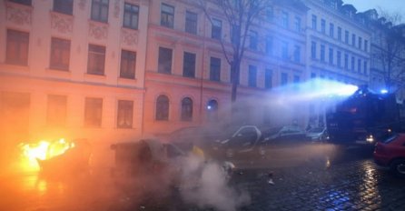 Sukob policije i ljevičara u Lajpcigu: Policija vodenim topovima rastjerivala demonstrante