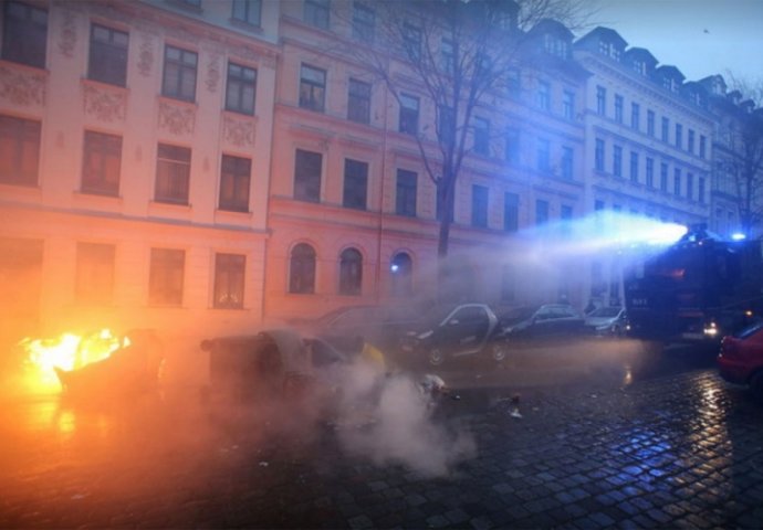 Sukob policije i ljevičara u Lajpcigu: Policija vodenim topovima rastjerivala demonstrante