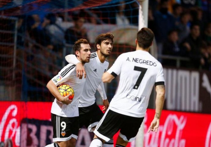 Valencia konačno do prvih bodova u Primeri, ali nakon očajne igre protiv Alavesa
