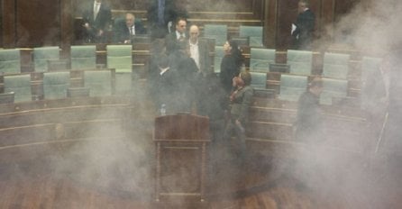 KOSOVSKI PARLAMENT OPET U SUZAMA: Poslanica opozicije aktivirala suzavac