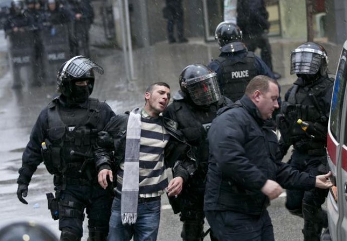 Oštećeno šest vozila,uhapšena tri demonstranta