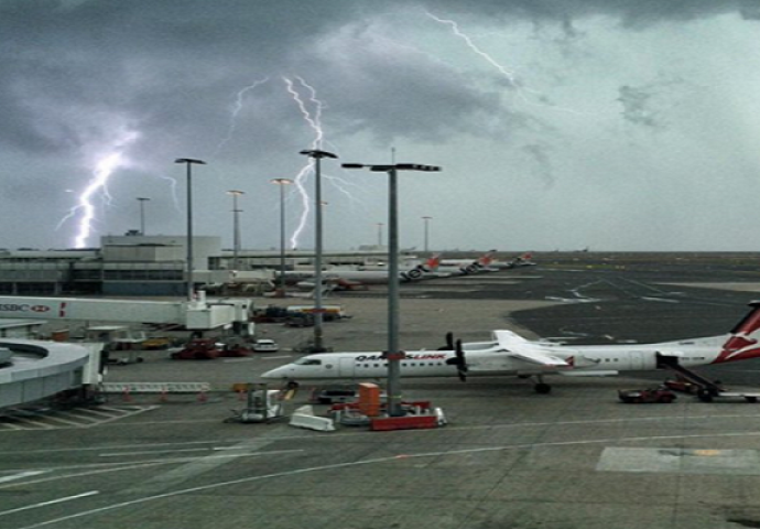 Tornado  u Sydneyu nosio krovove sa kuća, padao grad veličine teniskih loptica (FOTO) (VIDEO)