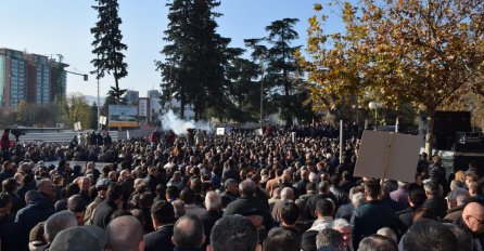 Antivladini protesti u Tirani: Demonstranti gađali policiju jajima i brašnom