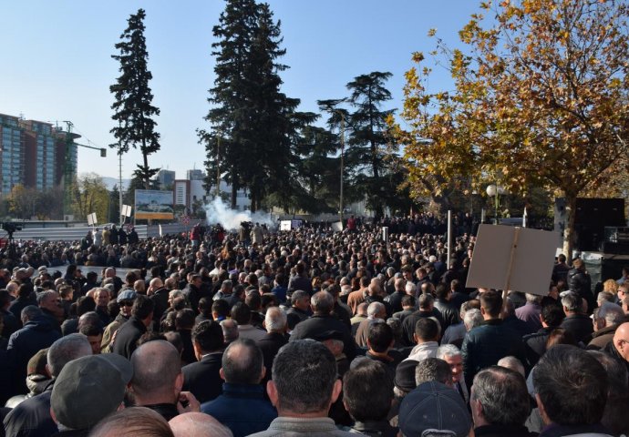 Antivladini protesti u Tirani: Demonstranti gađali policiju jajima i brašnom