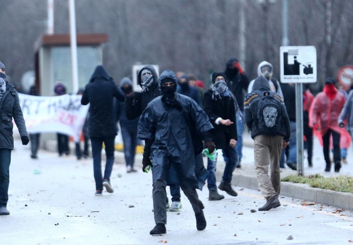 Oštri sukobi između mladih prokurdskih demonstranata i policajaca u Ankari