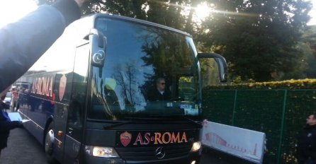 Nezadovoljstvo sve veće: Navijači jajima gađali fudbalere Rome