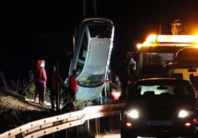 DETALJI STRAVIČNE NESREĆE: Preživjeli mladić uspio u zraku, dok je automobil padao u vodu, otvoriti vrata i iskočiti