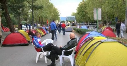 DF sa protesta u Podgorici poručio: Prelazna vlada ili ponovno postavljanje šatore na ulice