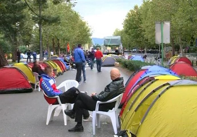 DF sa protesta u Podgorici poručio: Prelazna vlada ili ponovno postavljanje šatore na ulice