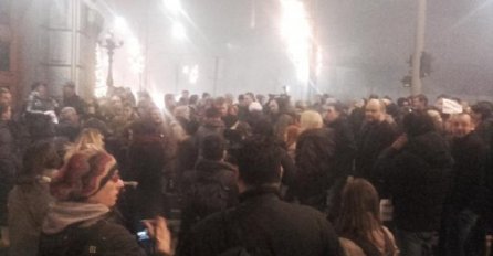 Počeo protest "Novinari ne kleče"