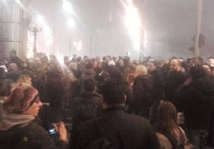 Počeo protest "Novinari ne kleče"