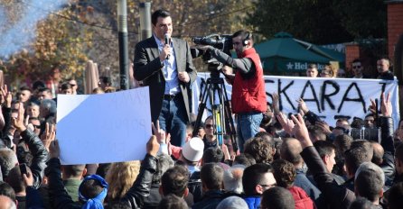 Pristalice opozicije ispred parlamenta Albanije održale posljednje proteste ove godine