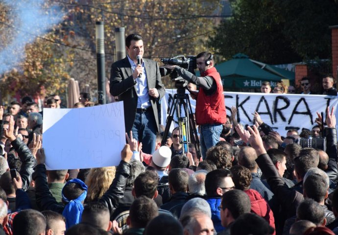 Pristalice opozicije ispred parlamenta Albanije održale posljednje proteste ove godine