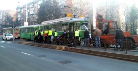 Horor u Beogradu: Tramvaj pregazio ženu, pa je vukao po šinama