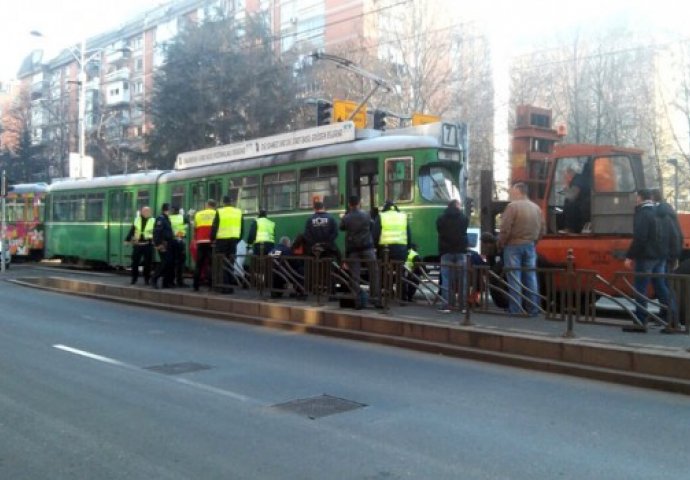 Horor u Beogradu: Tramvaj pregazio ženu, pa je vukao po šinama