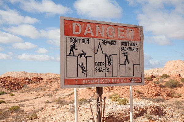 coober-pedy-danger-sign