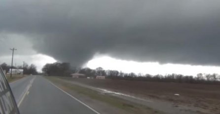 Oluje i tornada u SAD oduzele šest života (VIDEO)