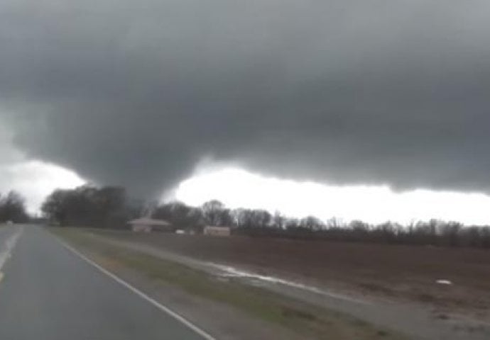 Oluje i tornada u SAD oduzele šest života (VIDEO)