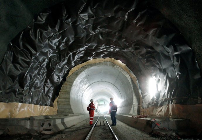 Zavirite u najduži tunel na svijetu koji povezuje Italiju i Švicarsku (FOTO)