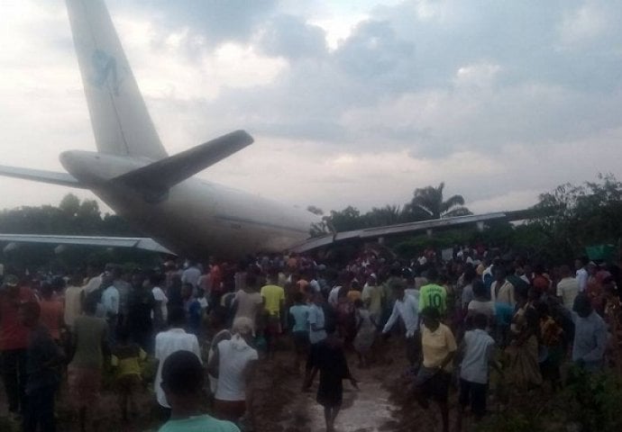 Avion promašio pistu, usmrtio sedmoro