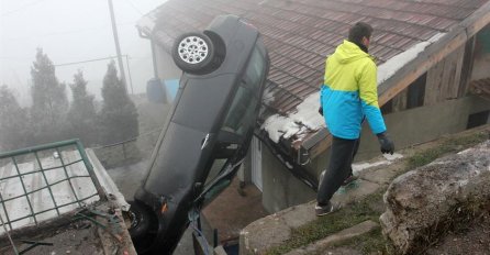 Sarajevo: Automobilom sletio s ceste i završio na krovu kuće