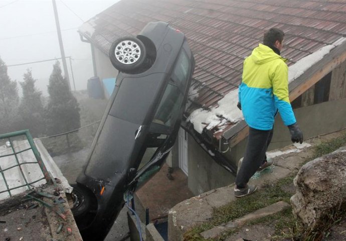 Sarajevo: Automobilom sletio s ceste i završio na krovu kuće