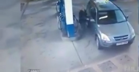 Kako izgleda kada žena doveze auto na benzinsku pumpu (VIDEO)