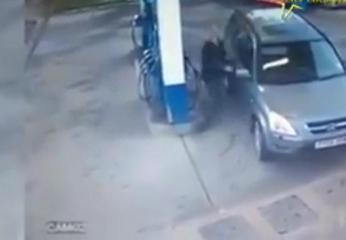 Kako izgleda kada žena doveze auto na benzinsku pumpu (VIDEO)