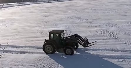 Vozio traktor po snijegu, a kad se kamera udaljila nastupilo je iznenađenje