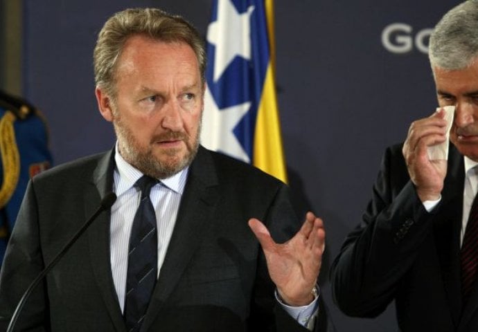 Izetbegović: "Vučić podrškom Dodiku i dolaskom na proslavu dana RS-a dovodi u pitanje mir u regiji"