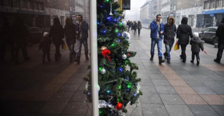 Prednovogodišnja atmosfera na sarajevskim ulicama: Sreća, smijeh, "shopping night"...