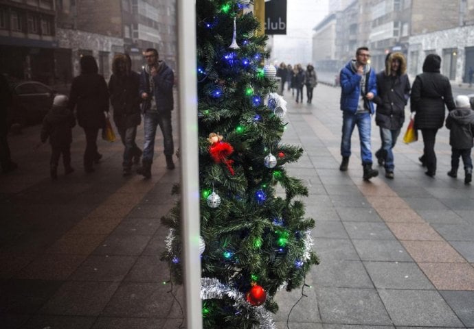 Prednovogodišnja atmosfera na sarajevskim ulicama: Sreća, smijeh, "shopping night"...