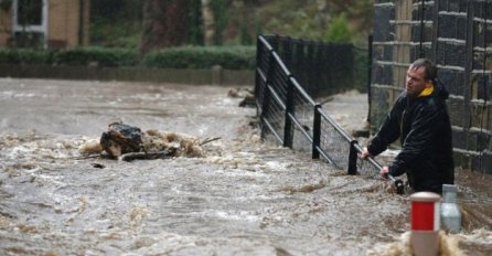 Velika Britanija pogođena poplavama: Obilne padavine i večeras