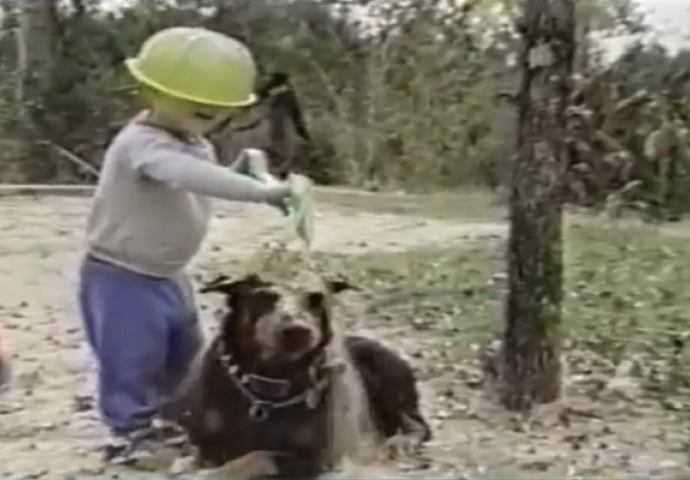 Dječaku zanimljivo a pas ne zna šta ga snašlo , obavezno pogledati (VIDEO)