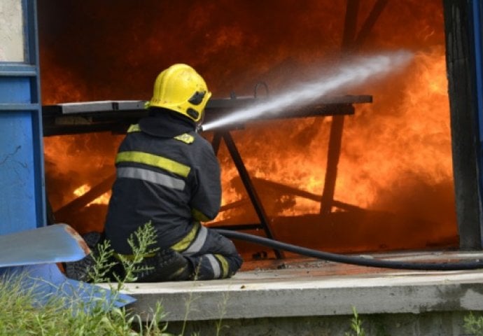 U požaru poginulo troje, povrijeđeno osmero ljudi