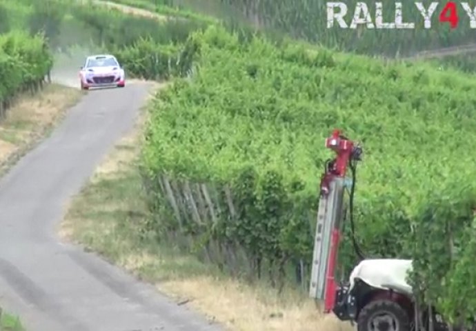 Vozač rally-a pri punoj brzini naletio  na traktor (VIDEO)