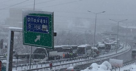 U lančanom sudaru više od deset vozila jedna osoba poginula, deseci povrijeđenih