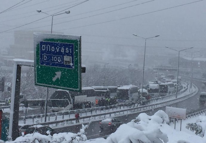 U lančanom sudaru više od deset vozila jedna osoba poginula, deseci povrijeđenih