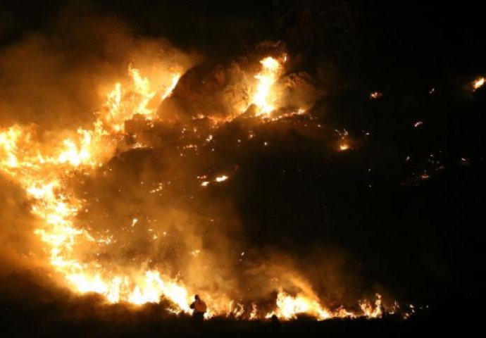 BURNA NOĆ KOD TROGIRA: Zbog ispaljene rakete buknuo požar, gasilo ga 30 vatrogasaca