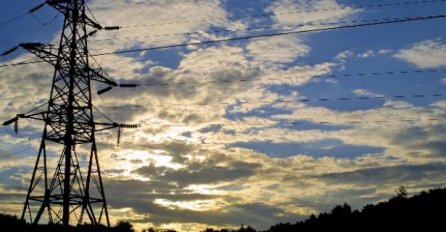 Građanima Crne Gore od danas struja neznatno jeftinija, privredi skuplja