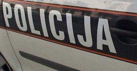 MUP KS: Tri nepoznate osobe iz automobila pucale na policijski kombi