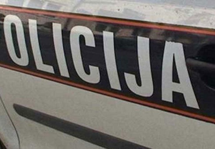 MUP KS: Tri nepoznate osobe iz automobila pucale na policijski kombi