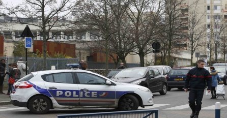 Pucnjava kod džamije u Francuskoj - automobilom se htio zabiti u vojnike