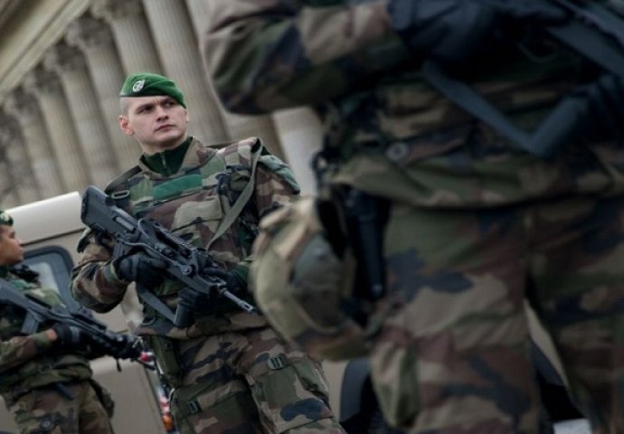 Francuski vojnici ispred džamije otvorili vatru na automobil