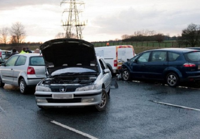 Na auto-putu ka Zagrebu: Sudarili se autobus, kamion i dva automobila, ima povrijeđenih