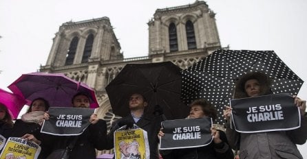 Spomen ploče za žrtve napada na Charlie Hebdo i supermarket