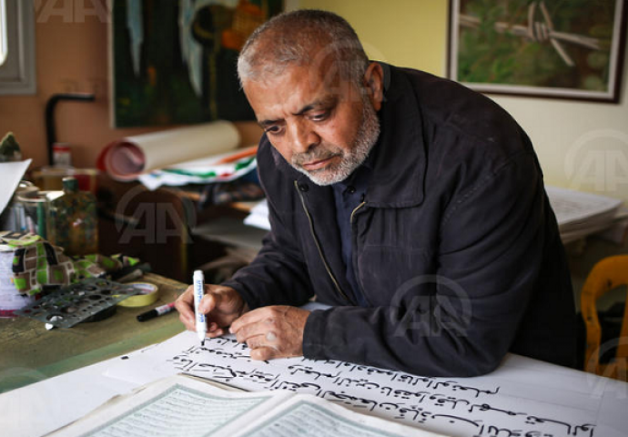  Kaligraf Kellub u Gazi prepisuje Kur'an na velike kartonske stranice
