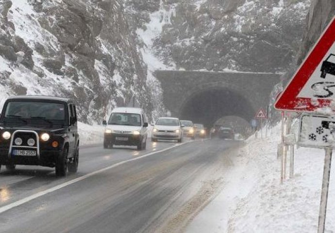 U većem dijelu BiH saobraća se otežano, pojačan promet vozila na graničnim prijelazima