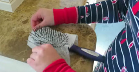 Ona na četku stavlja vlažnu maramicu prije češljanja, pogledajte kakav efekat dobije (VIDEO)